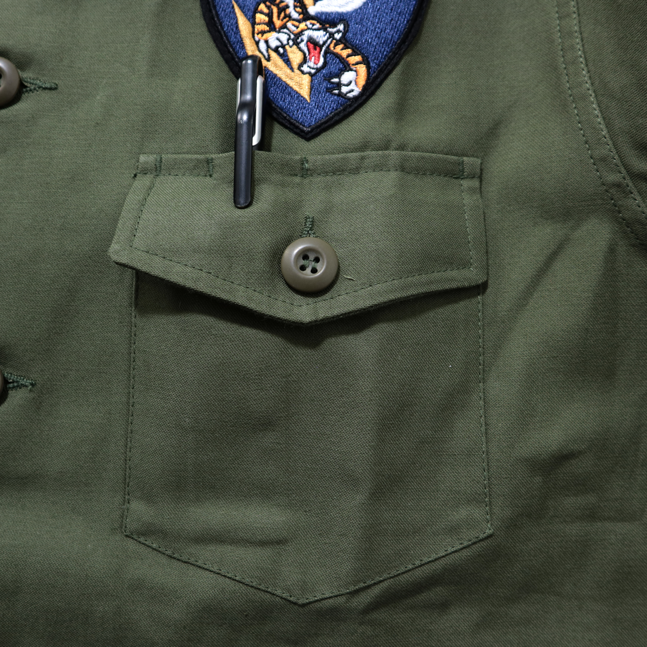 アメリカ合衆国義勇軍の伝説的部隊に彩られた『パッチアーミーシャツ 